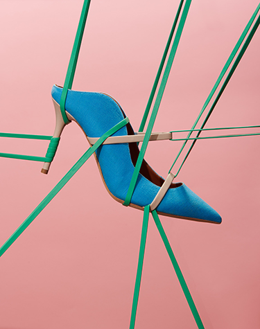 Stretching high heel with rubber bands